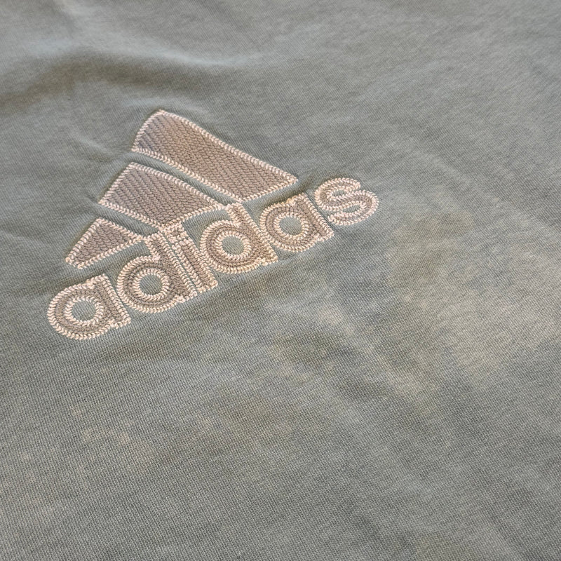 Detailansicht: Sourced limited accessories and clothes Adidas skyblue streetwear sweatshirt – Logo, Nähte oder Material