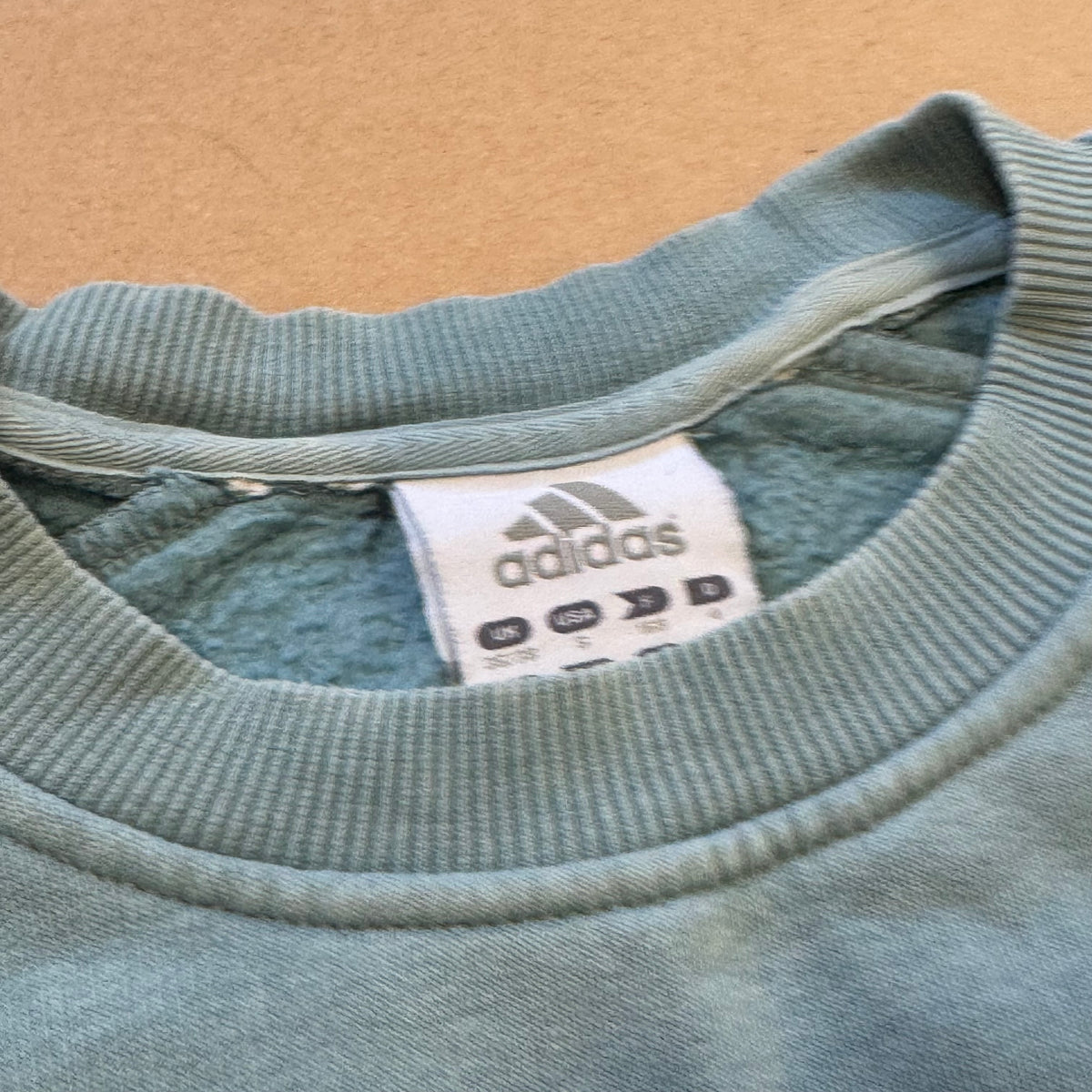 Adidas skyblue streetwear sweatshirt – Close-up 3