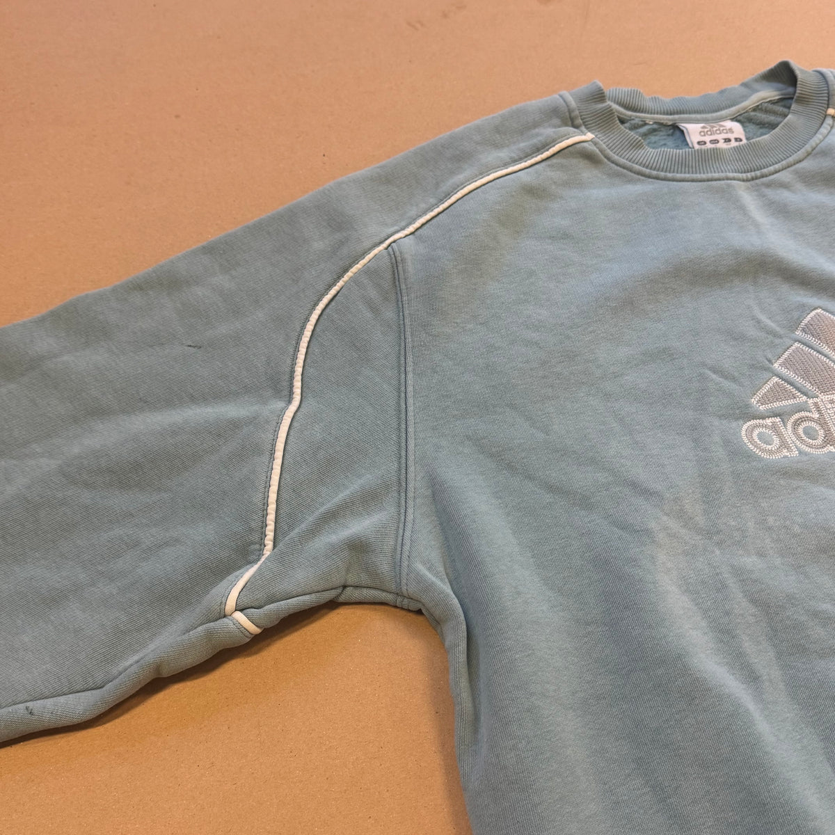 Adidas skyblue streetwear sweatshirt – Close-up 4