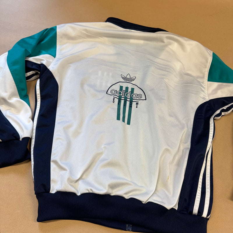 Detailansicht: Sourced limited accessories and clothes Adidas sport 90s vintage track jacket – Logo, Nähte oder Material
