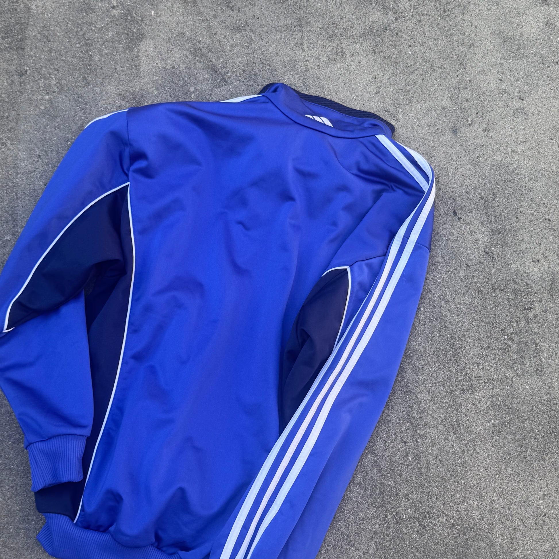 Adidas streetwear 00s blue track jacket – Close-up 3