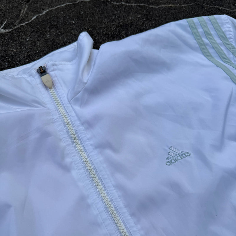 Detailansicht: Sourced limited accessories and clothes Adidas streetwear 00s shiny white track jacket – Logo, Nähte oder Material