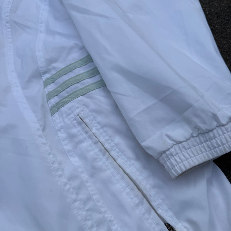 Detailansicht: Sourced limited accessories and clothes Adidas streetwear 00s shiny white track jacket – Logo, Nähte oder Material