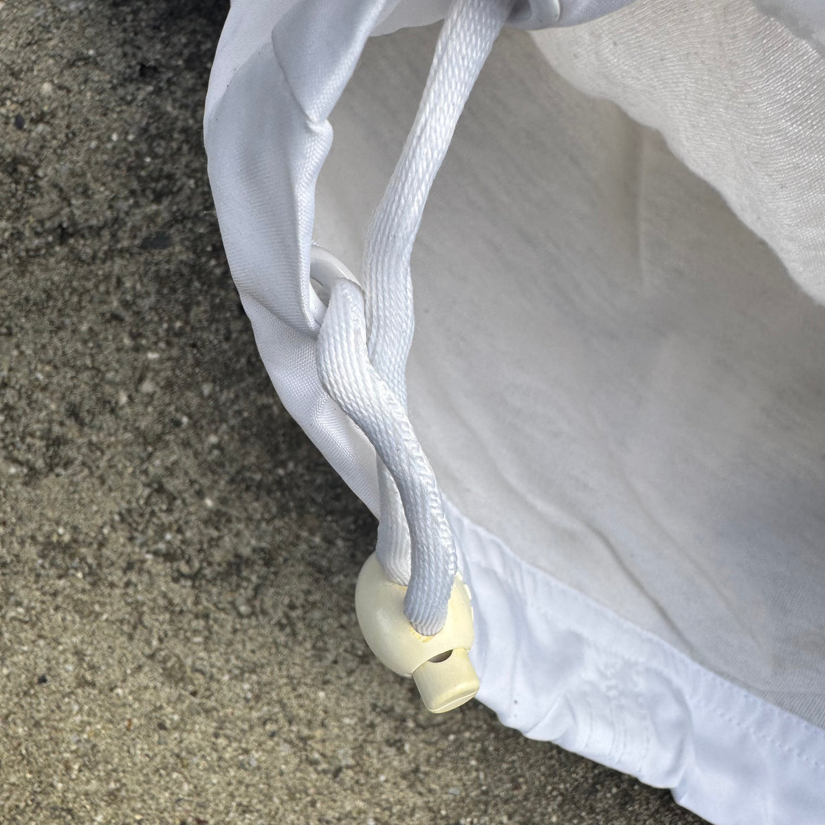 Adidas streetwear 00s shiny white track jacket – Close-up 4