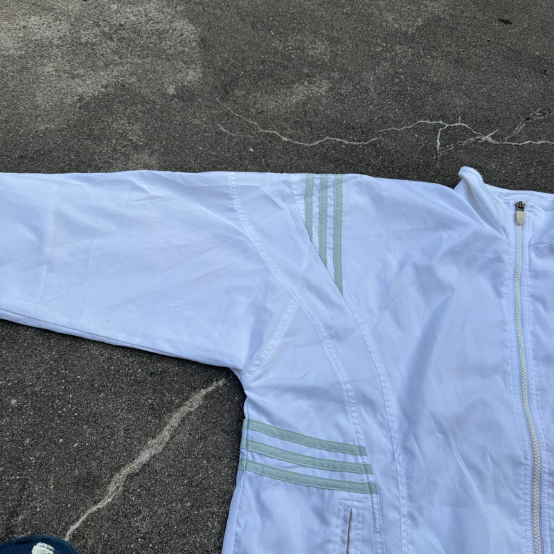 Detailansicht: Sourced limited accessories and clothes Adidas streetwear 00s shiny white track jacket – Logo, Nähte oder Material