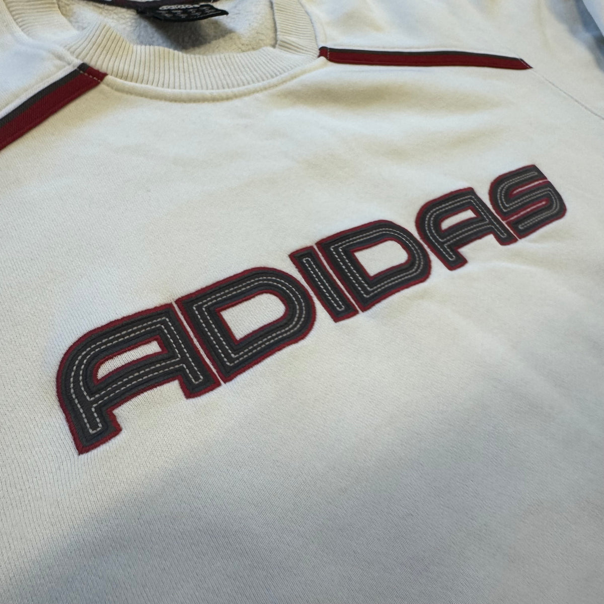 Adidas streetwear 00s white sweatshirt – Close-up 1