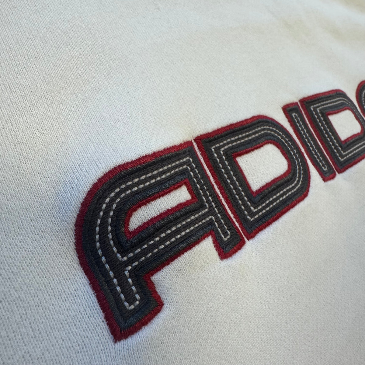 Adidas streetwear 00s white sweatshirt – Close-up 2