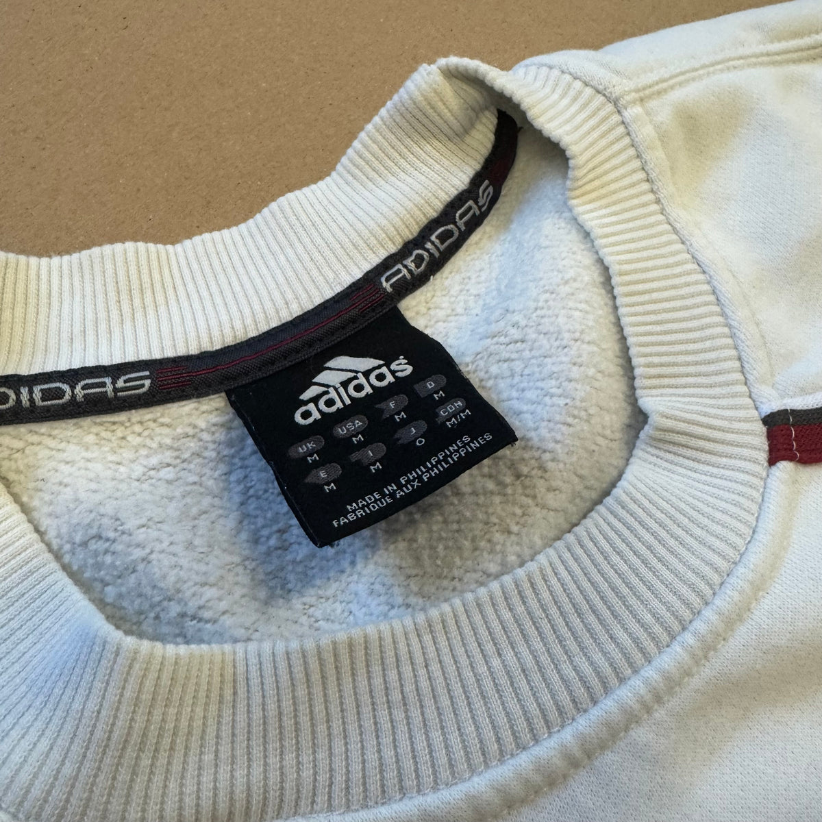 Adidas streetwear 00s white sweatshirt – Close-up 3