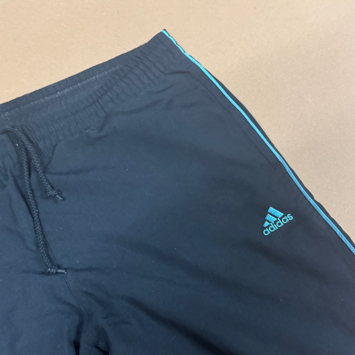 Adidas streetwear black baggy trackpants – Close-up 1