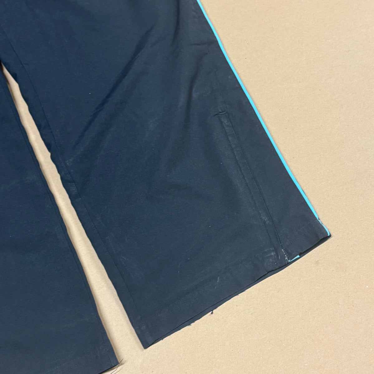 Adidas streetwear black baggy trackpants – Close-up 2