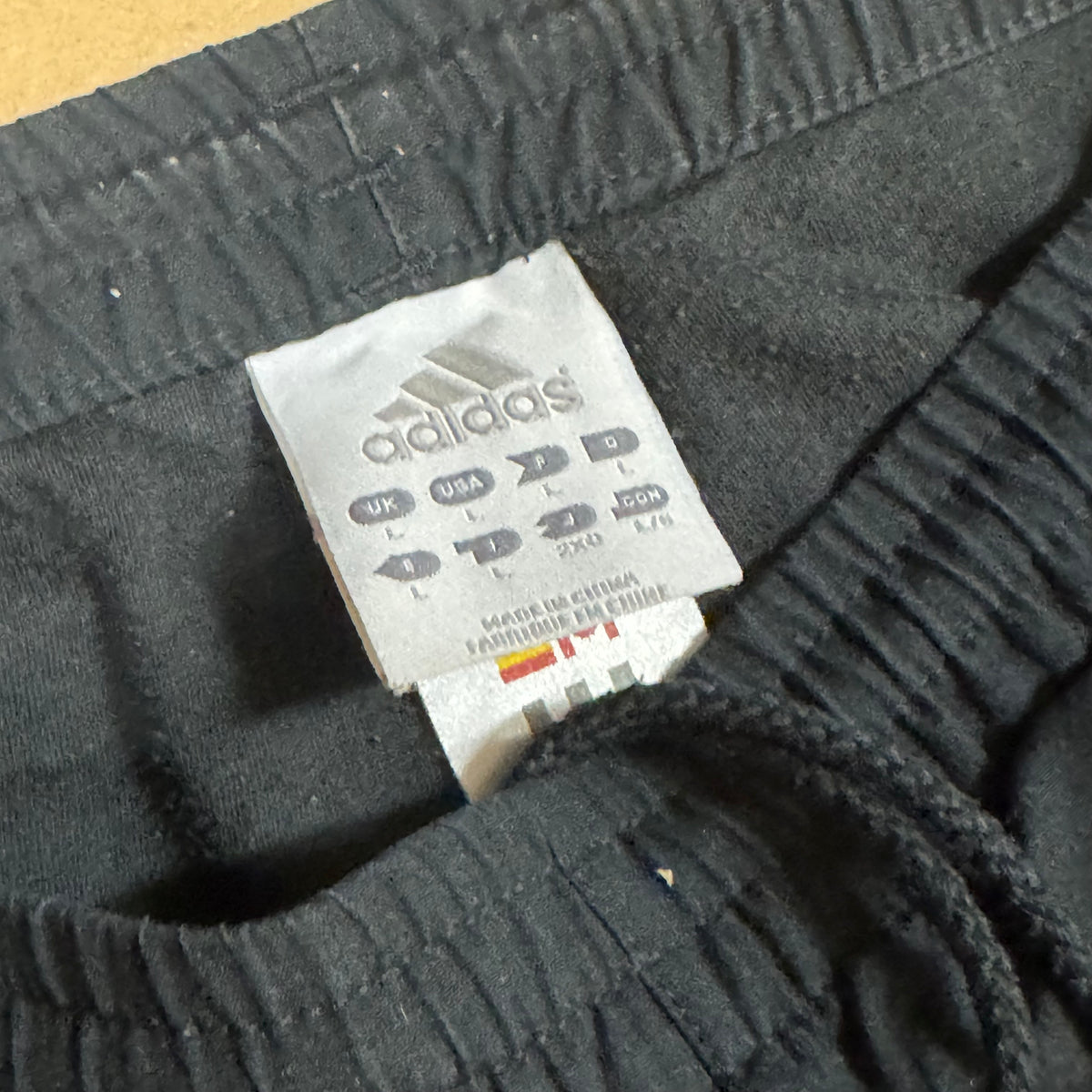 Adidas streetwear black baggy trackpants – Close-up 3
