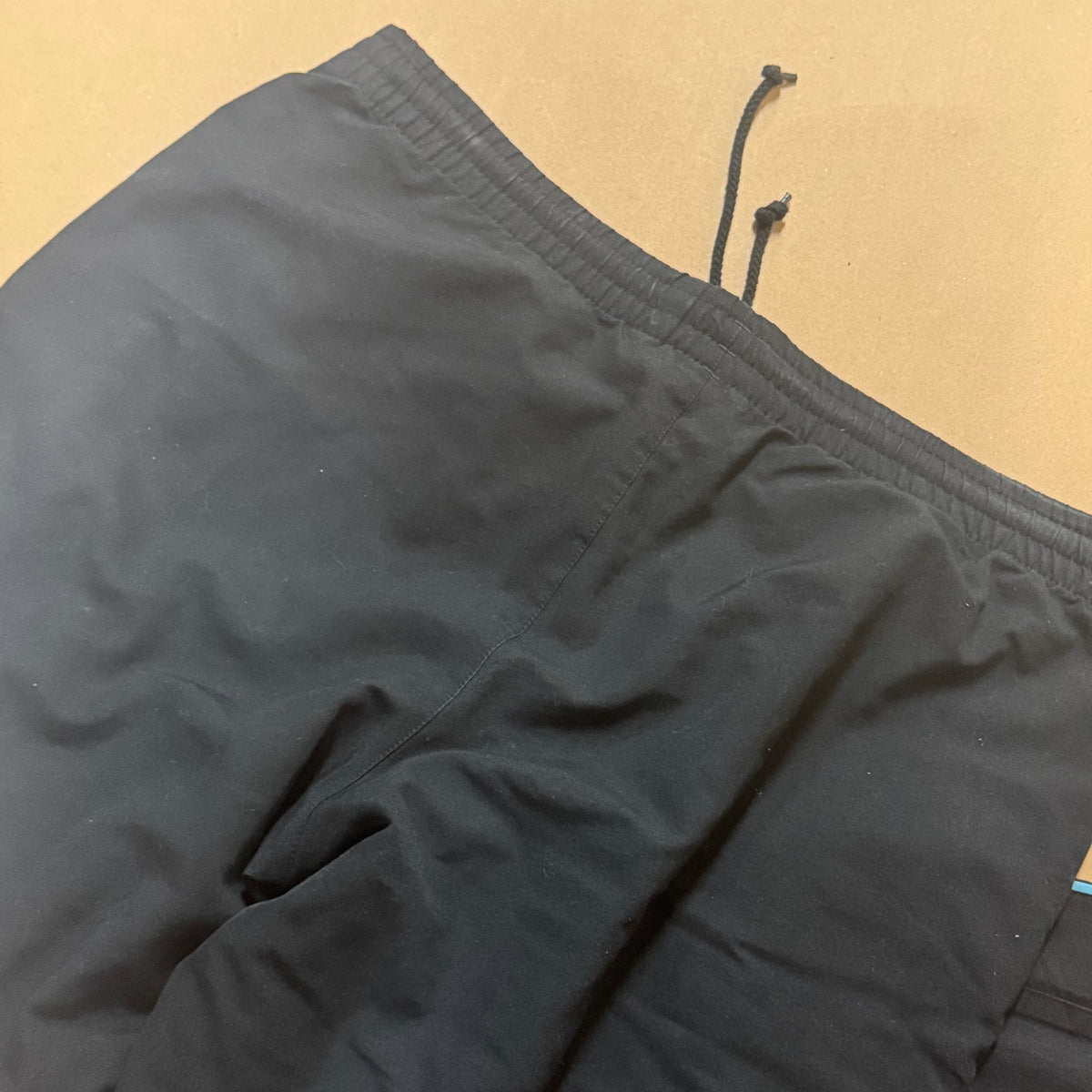 Adidas streetwear black baggy trackpants – Close-up 4