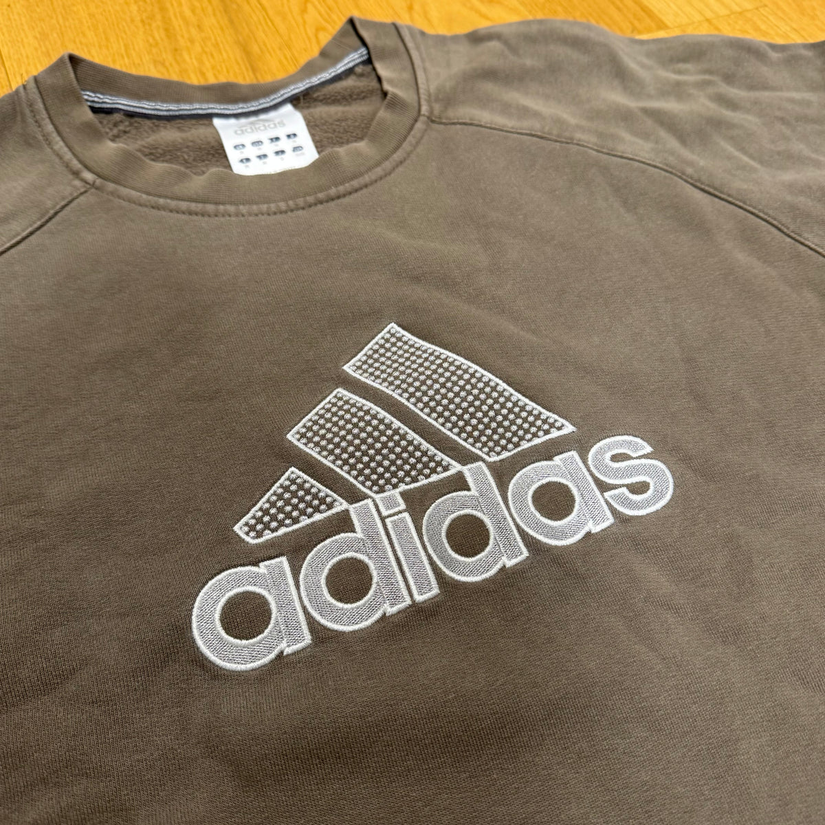Adidas streetwear style loose sweater – Close-up 1