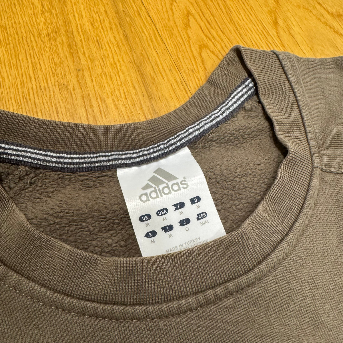 Adidas streetwear style loose sweater – Close-up 2