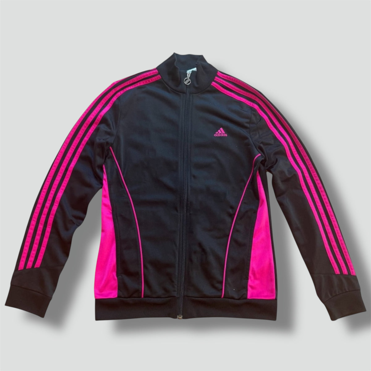 Adidas streetwear track set (jacket & pants) – Close-up 1