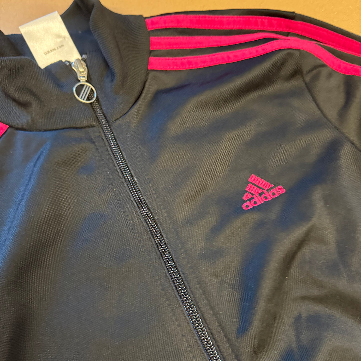 Adidas streetwear track set (jacket & pants) – Close-up 3
