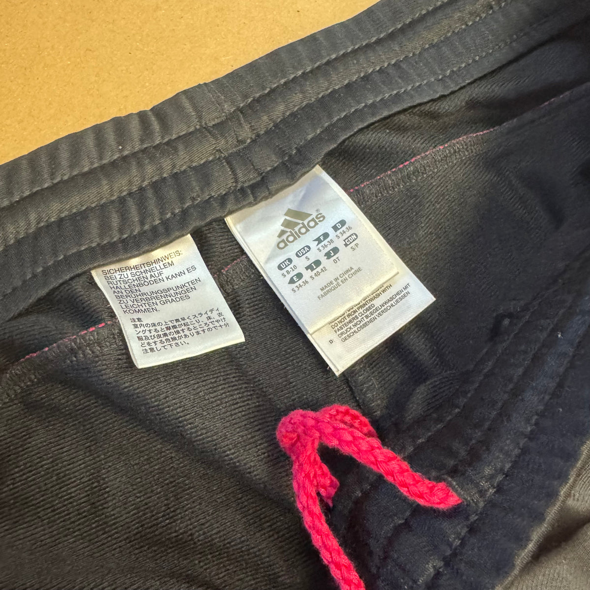 Adidas streetwear track set (jacket & pants) – Close-up 4