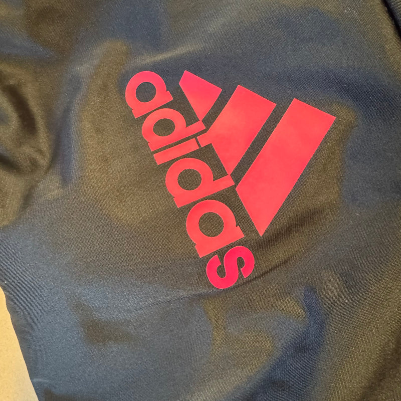 Detailansicht: Sourced limited accessories and clothes Adidas streetwear track set (jacket & pants) – Logo, Nähte oder Material