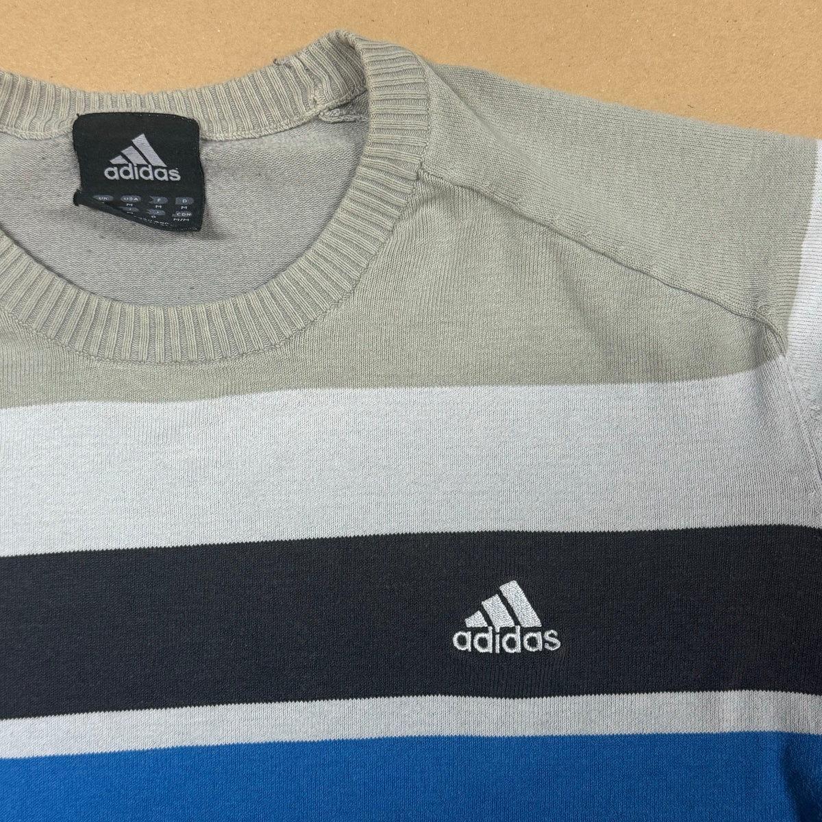 Adidas striped sweatshirt – Close-up 1