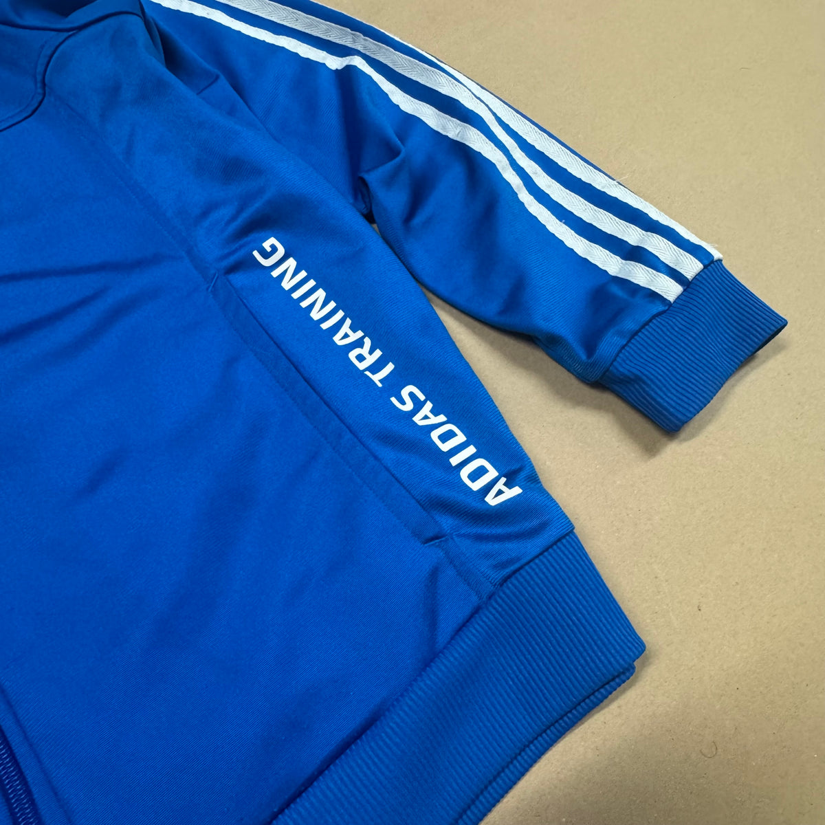 Adidas training vintage blue track jacket – Close-up 2