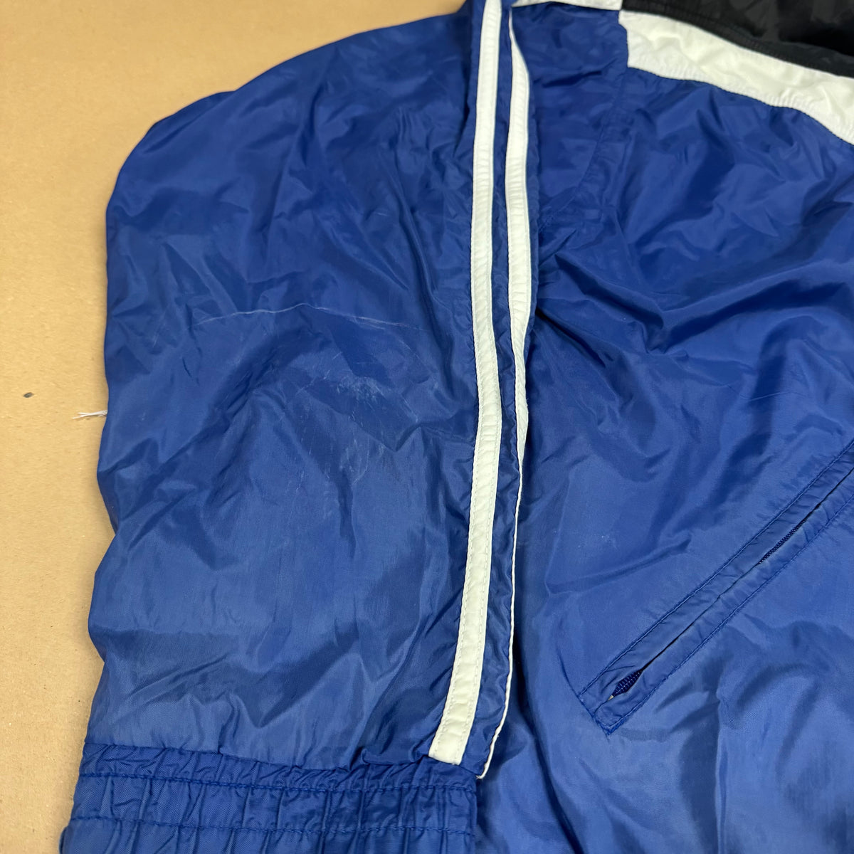 Adidas vintage 80s blue track jacket – Close-up 3