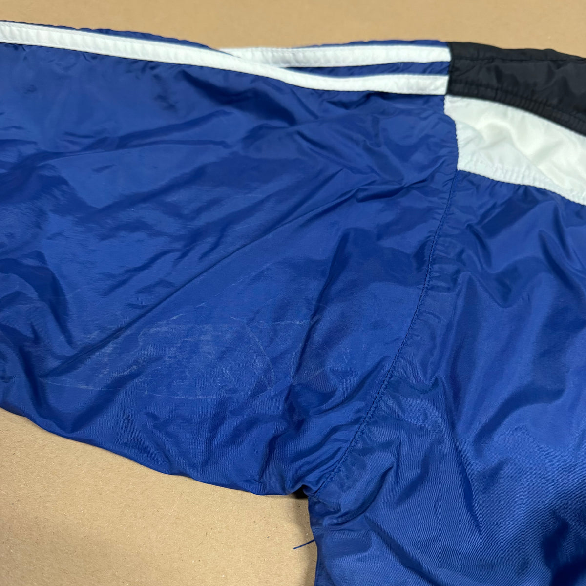 Adidas vintage 80s blue track jacket – Close-up 4