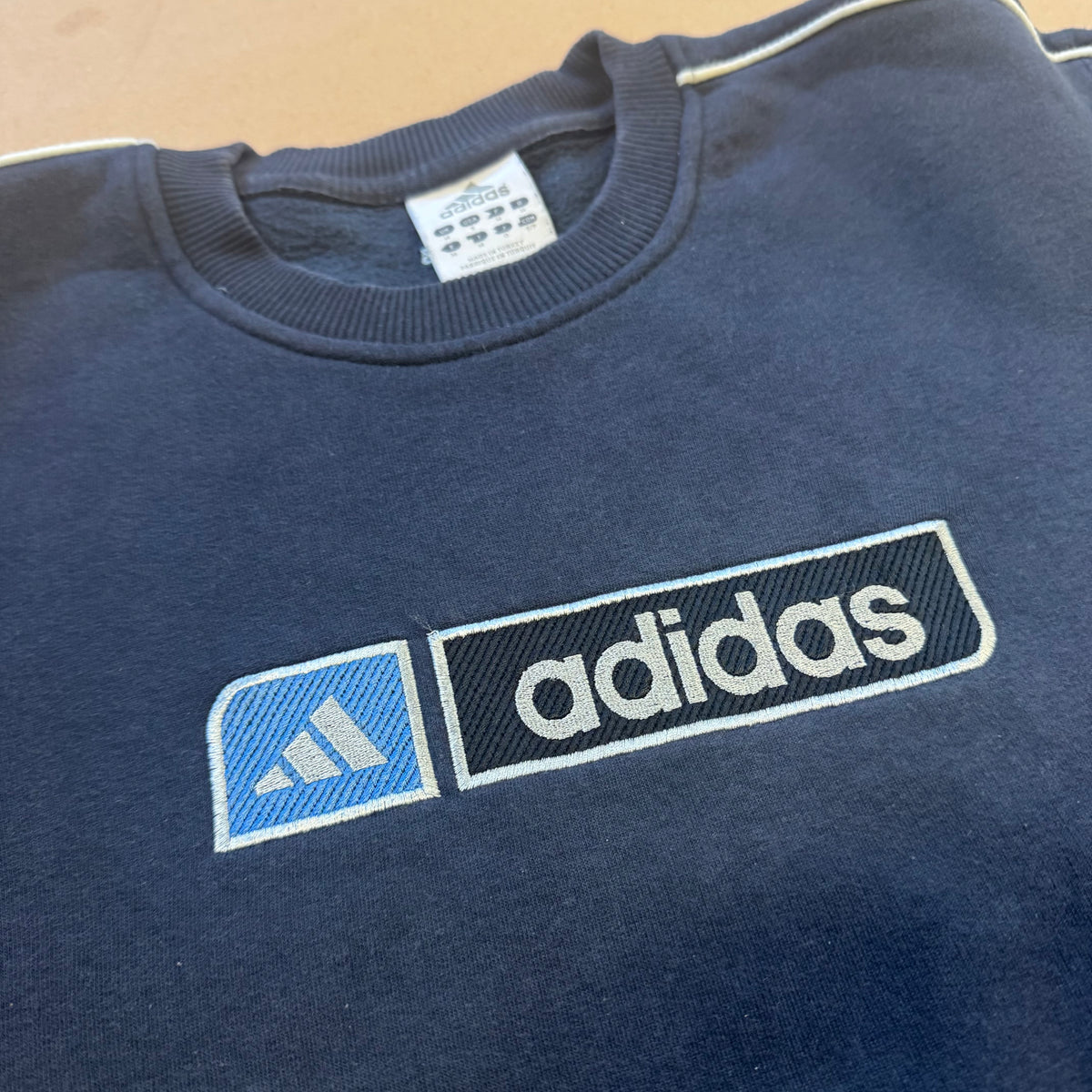 Adidas vintage 90s blue sweatshirt – Close-up 1