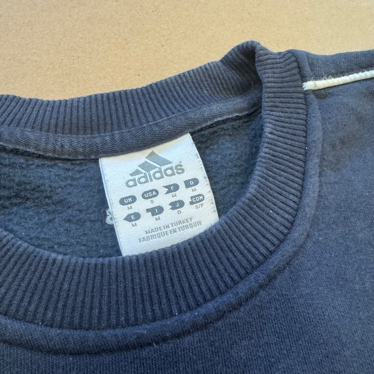 Adidas vintage 90s blue sweatshirt – Close-up 2