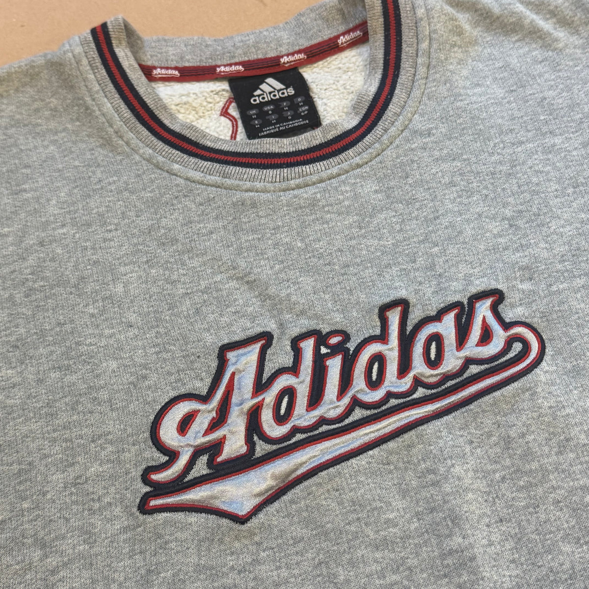 Adidas vintage 90s grey sweatshirt – Close-up 1