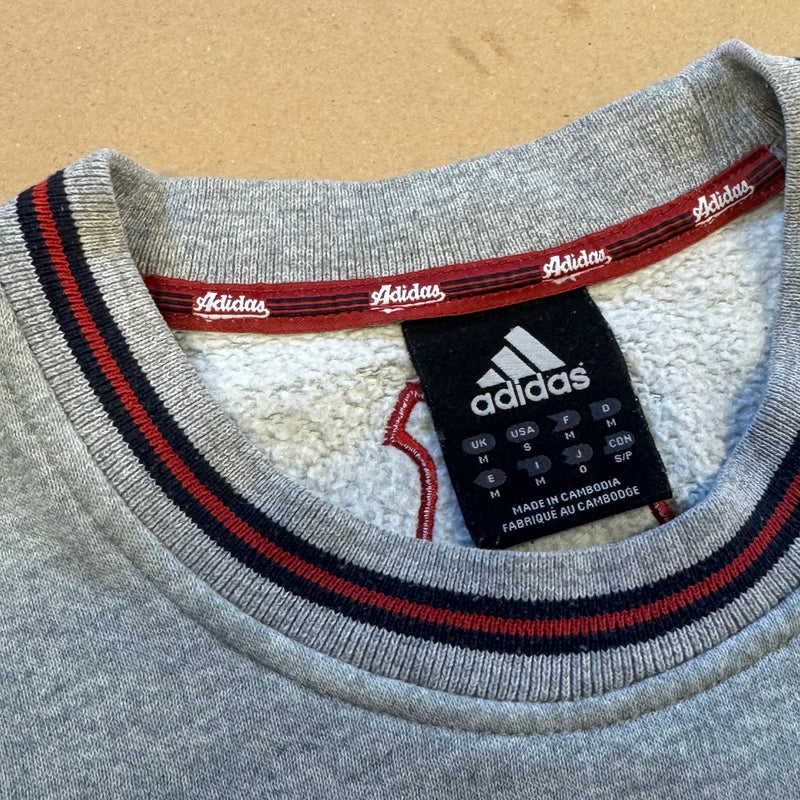 Detailansicht: Sourced limited accessories and clothes Adidas vintage 90s grey sweatshirt – Logo, Nähte oder Material