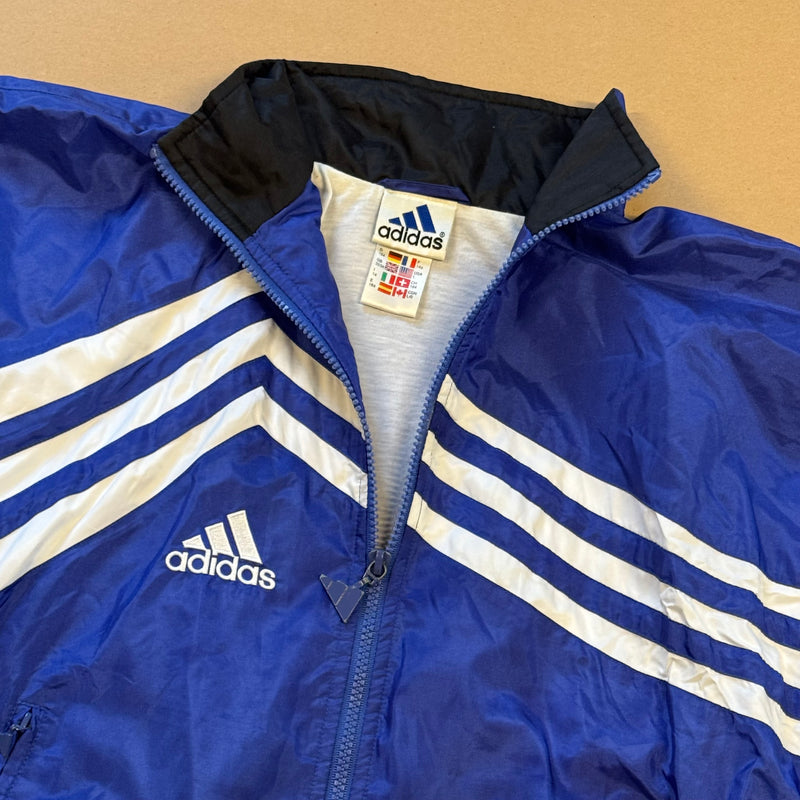 Detailansicht: Sourced limited accessories and clothes Adidas vintage 90s style track jacket – Logo, Nähte oder Material