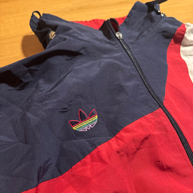 Detailansicht: Sourced limited accessories and clothes Adidas vintage 90s stylish track jacket – Logo, Nähte oder Material
