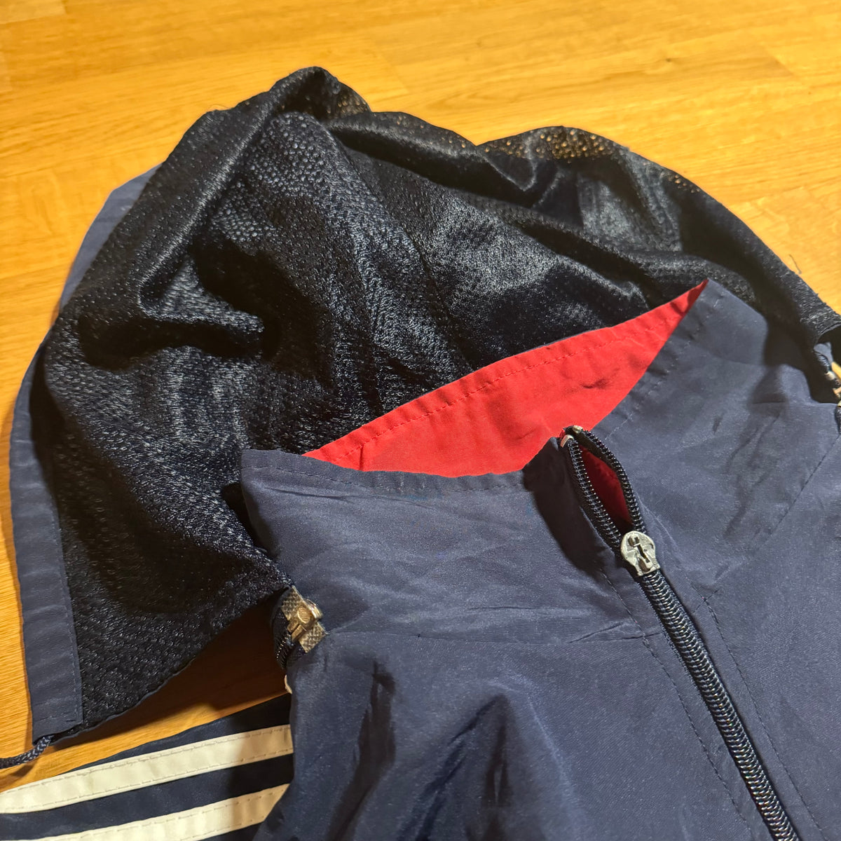 Adidas vintage 90s stylish track jacket – Close-up 2