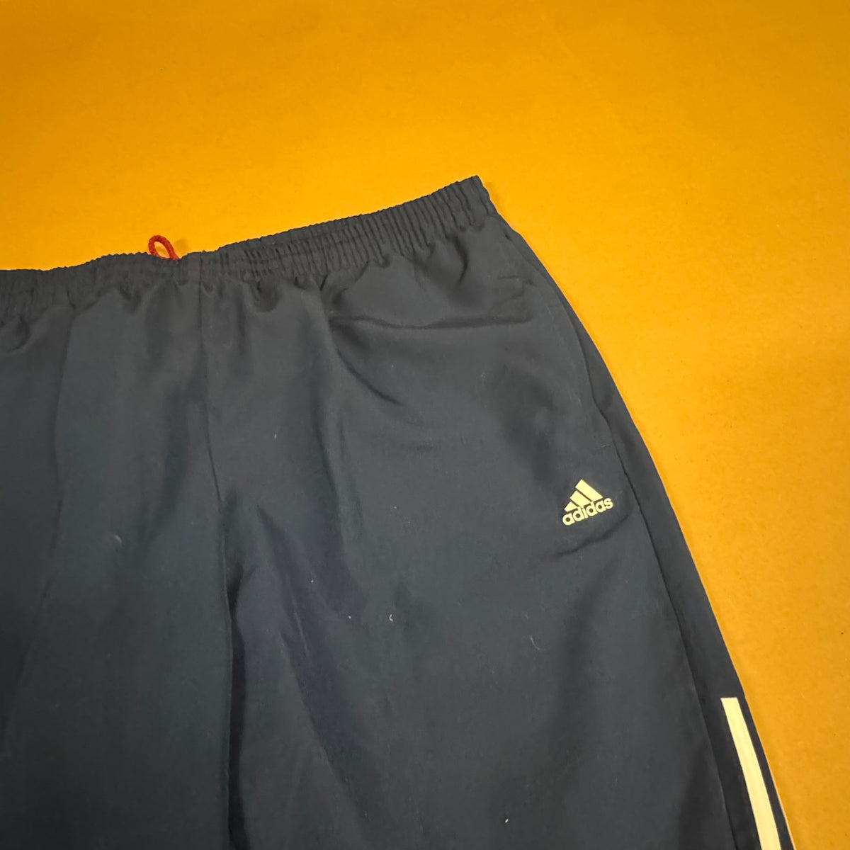 Adidas vintage baggy track pants – Close-up 1