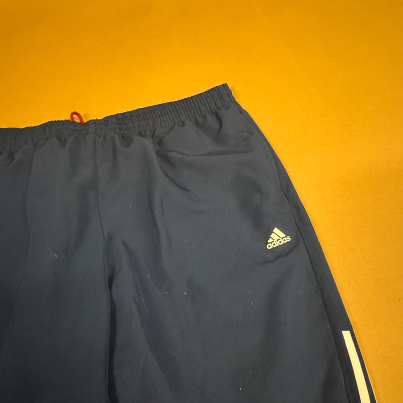 Detailansicht: Sourced limited accessories and clothes Adidas vintage baggy track pants – Logo, Nähte oder Material