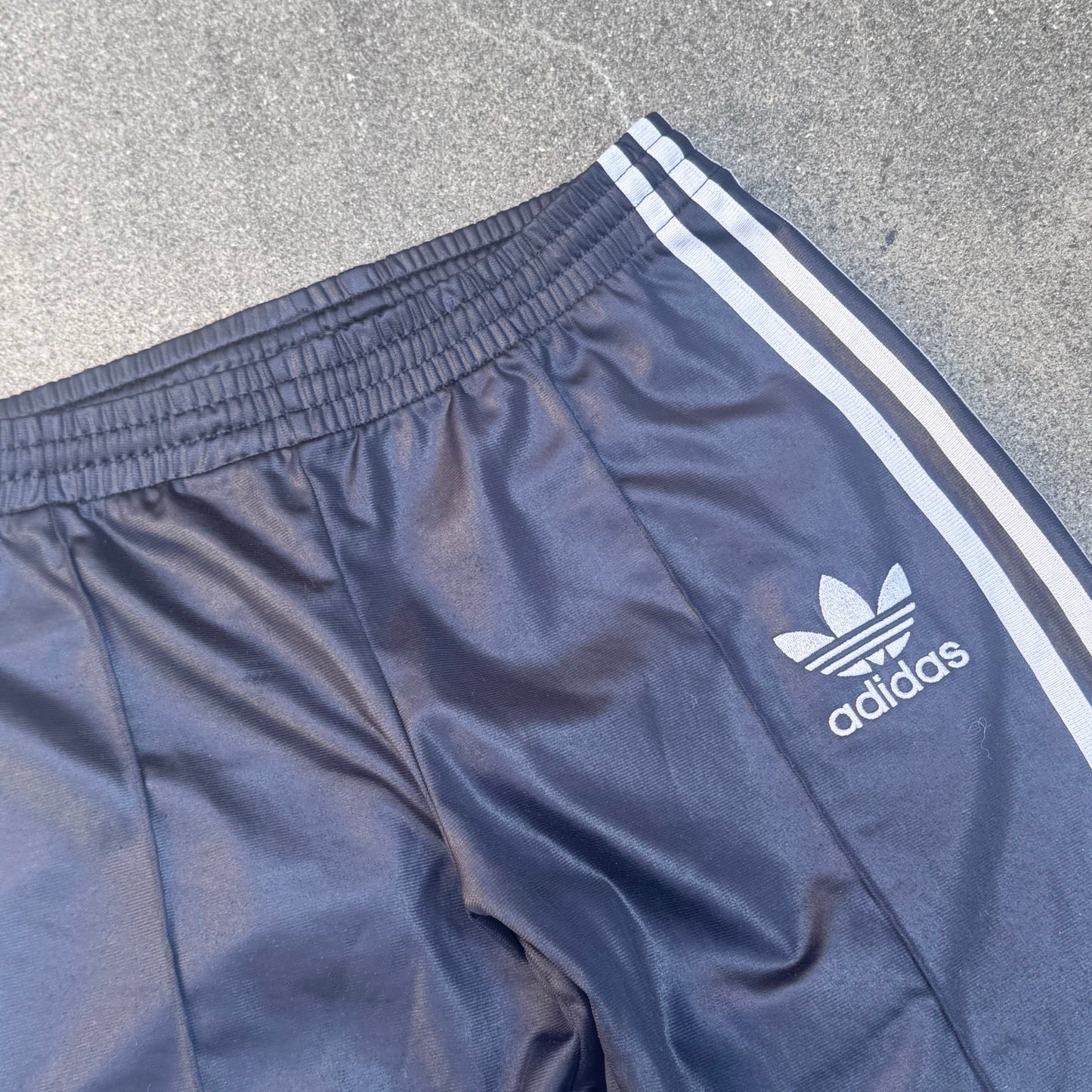Adidas vintage black Firebird track pants – Close-up 1