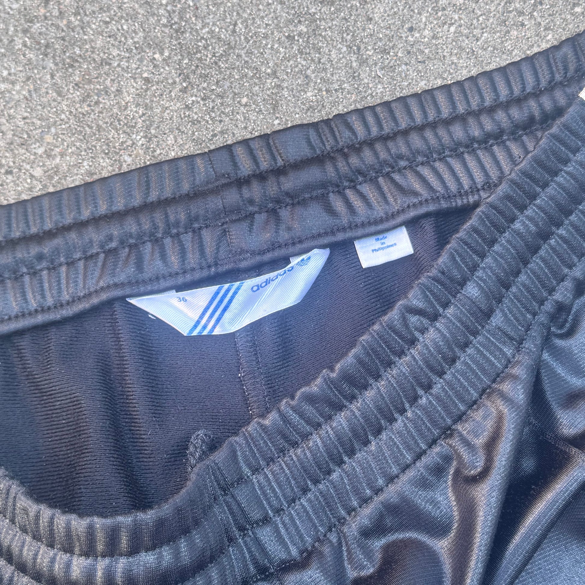 Adidas vintage black Firebird track pants – Close-up 2