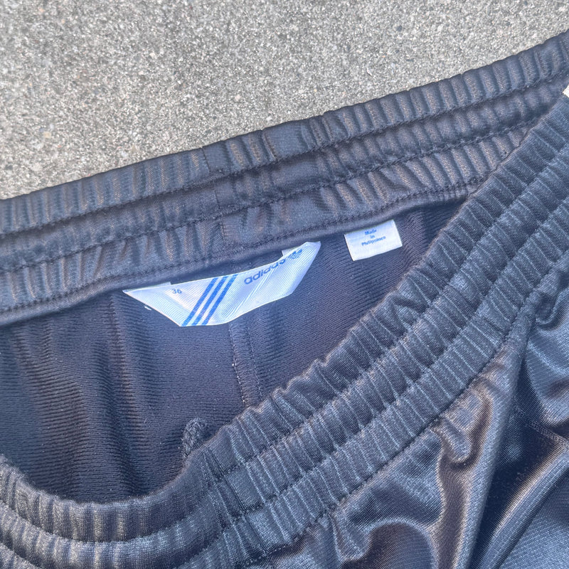 Detailansicht: Sourced limited accessories and clothes Adidas vintage black Firebird track pants – Logo, Nähte oder Material