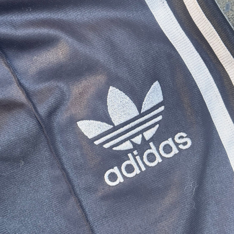 Detailansicht: Sourced limited accessories and clothes Adidas vintage black Firebird track pants – Logo, Nähte oder Material