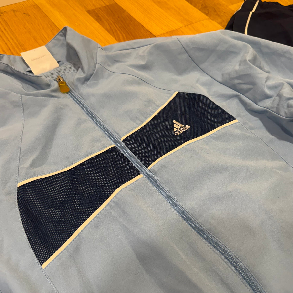 Adidas vintage blue track set (jacket & pants) – Close-up 1