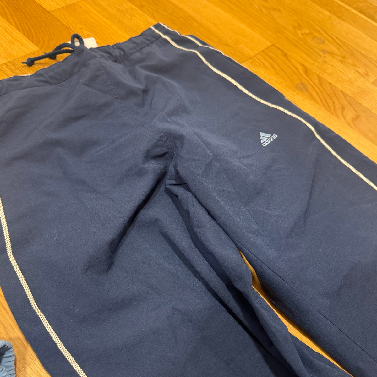 Adidas vintage blue track set (jacket & pants) – Close-up 2