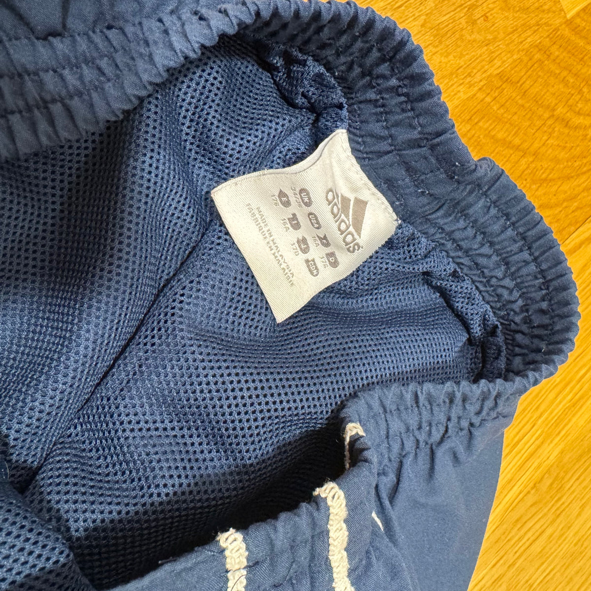 Adidas vintage blue track set (jacket & pants) – Close-up 3