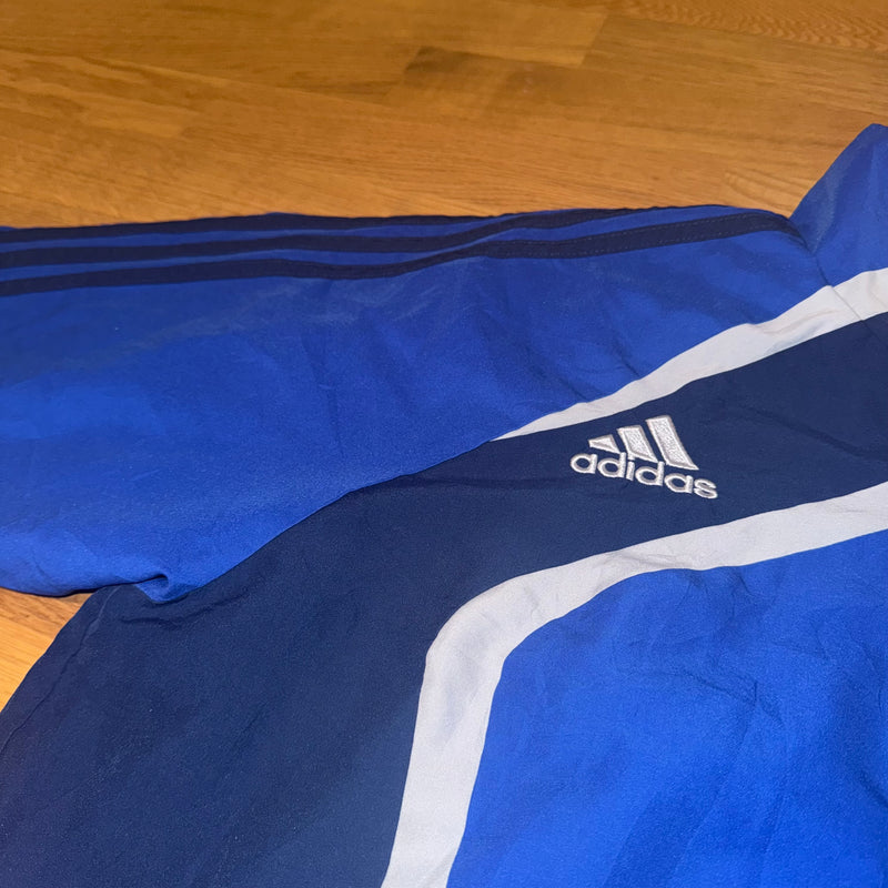 Detailansicht: Sourced limited accessories and clothes Adidas vintage football retro track jacket – Logo, Nähte oder Material