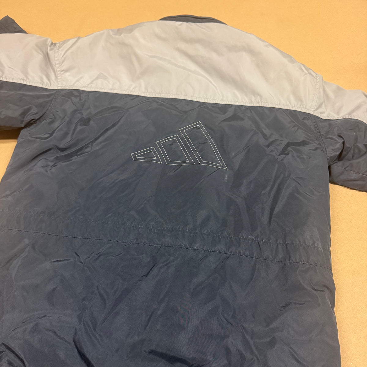 Adidas vintage grey jacket – Close-up 3