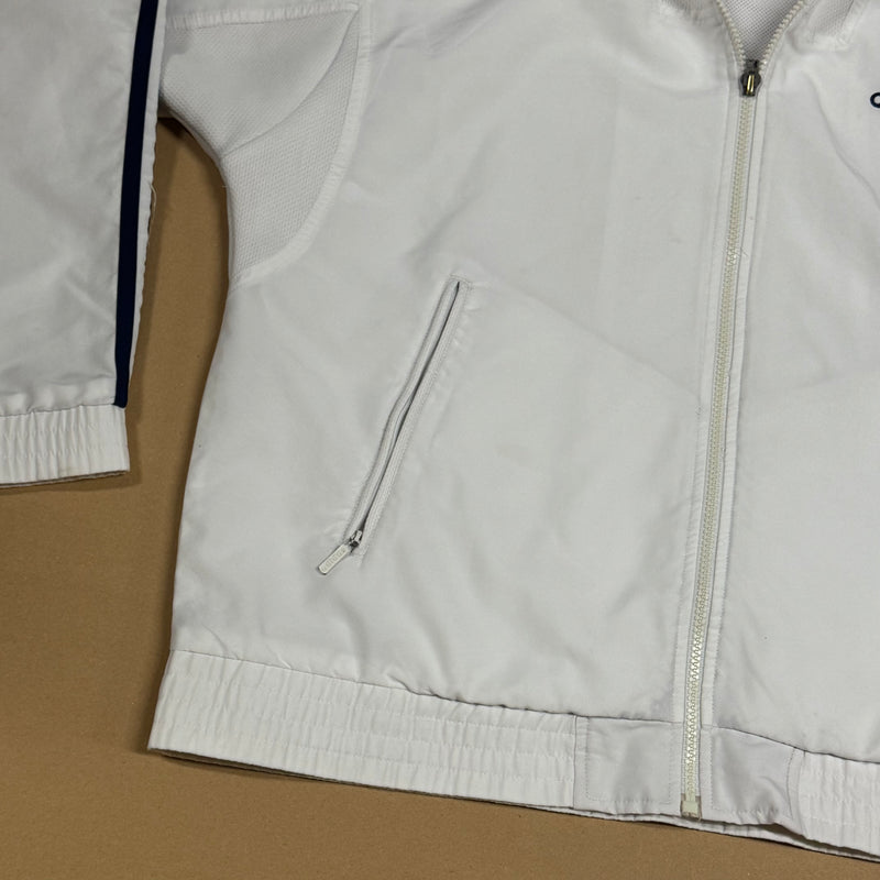 Detailansicht: Sourced limited accessories and clothes Adidas vintage raincoat – Logo, Nähte oder Material