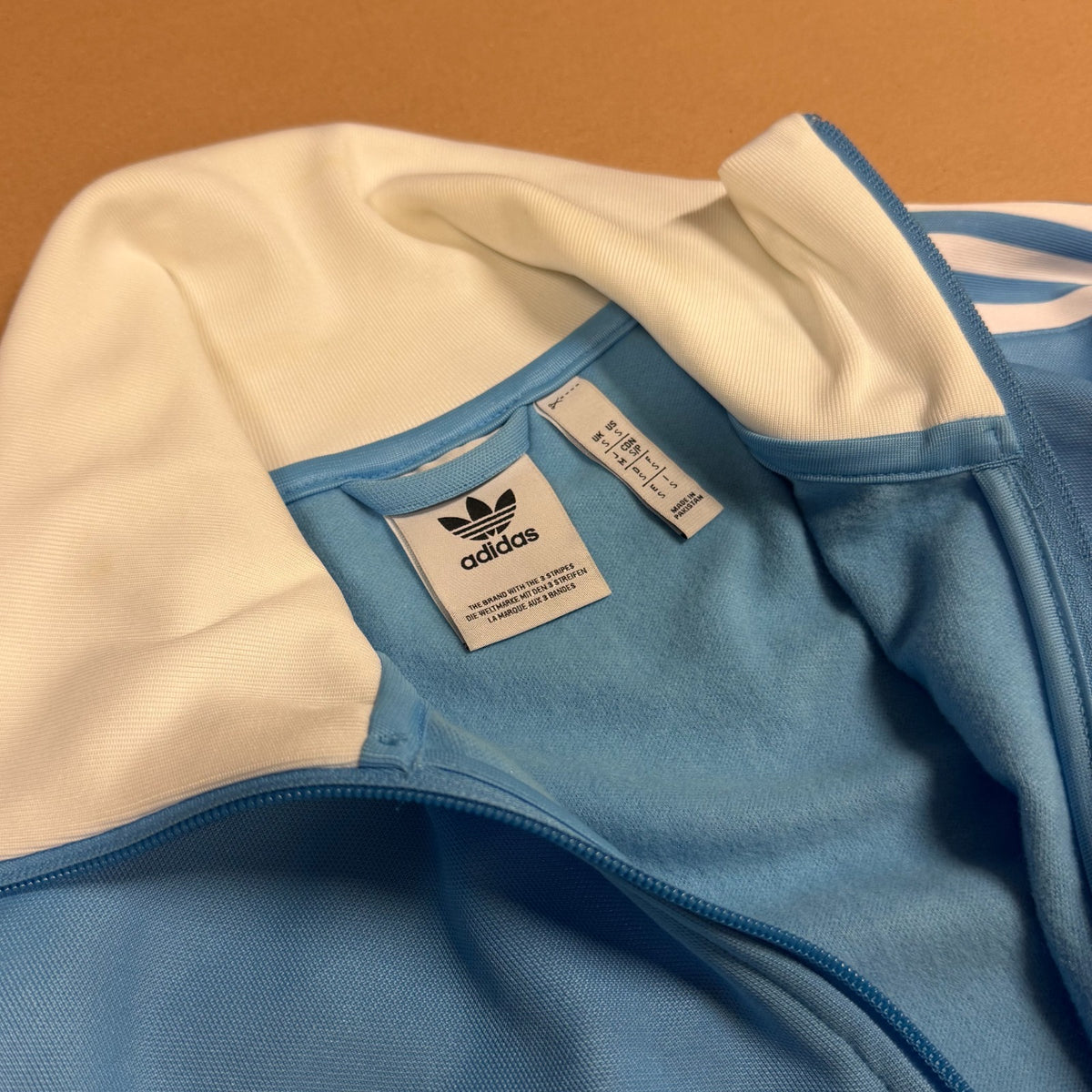 Adidas vintage sky blue track jacket – Close-up 2