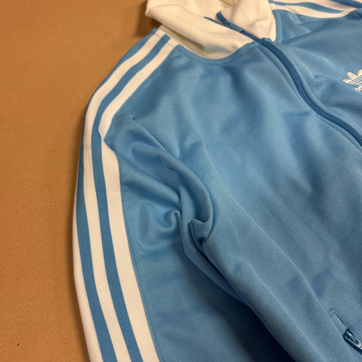 Adidas vintage sky blue track jacket – Close-up 3