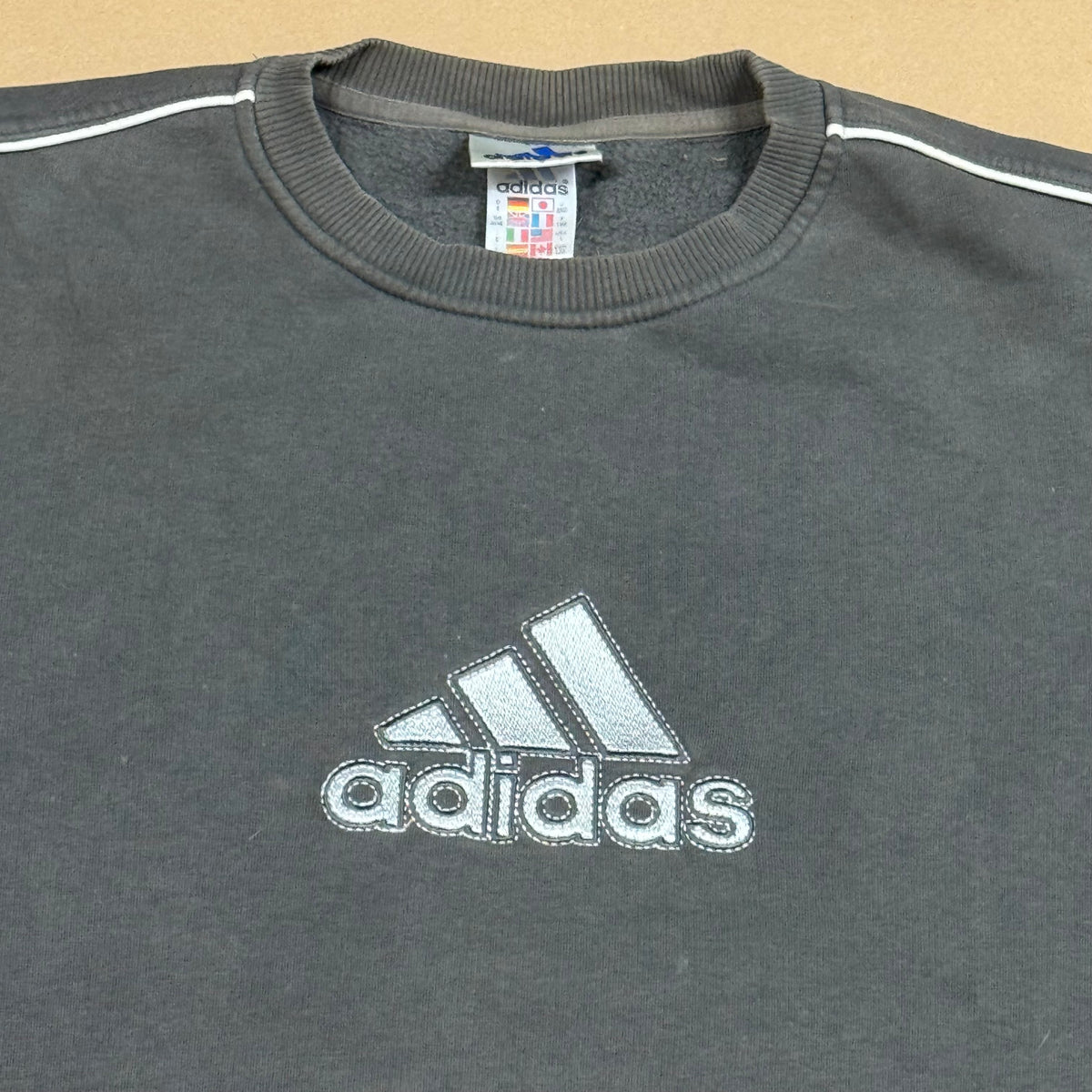 Adidas vintage sweatshirt with bold logo – Close-up 1