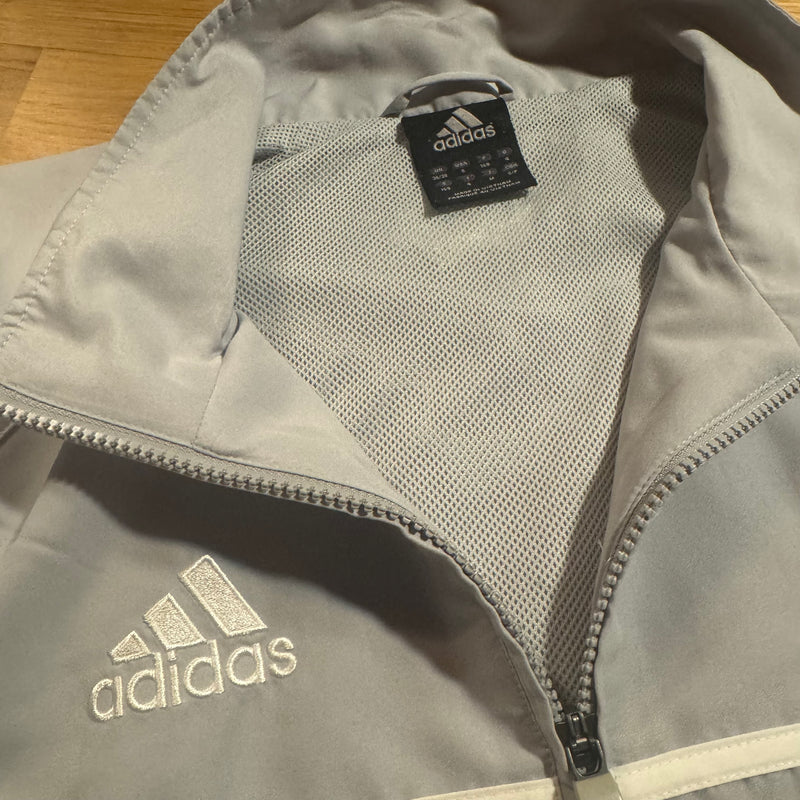 Detailansicht: Sourced limited accessories and clothes Adidas vintage track set – Logo, Nähte oder Material