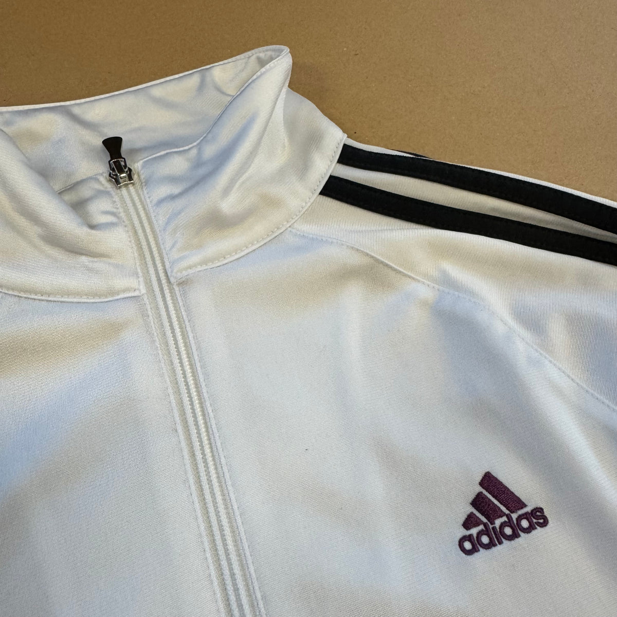 Adidas vintage y2k white track jacket – Close-up 1